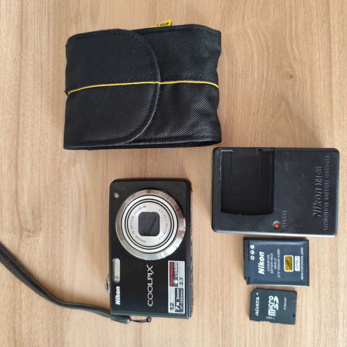 Nikon COOLPIX S630 digital camera like new, 12MP, 7x optical zoom