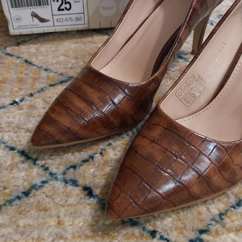 Voi Noi brown pumps like new, size 38 with gold detail