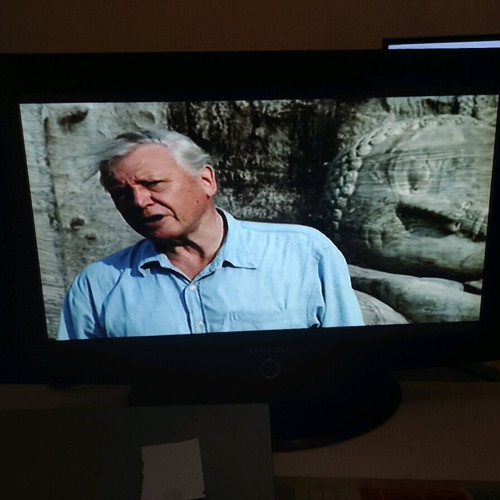 Samsung 32 used TV with vivid colors and excellent picture