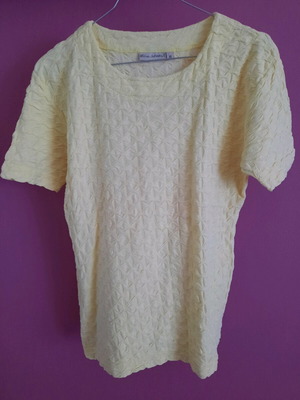 Women's yellow T-shirt with design short sleeve like new, size M