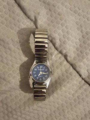 YaWeiSi Quartz women's watch used, silver stretch bracelet