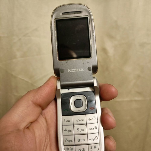 Nokia 2760 Flip phone like new, gray