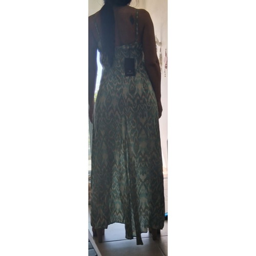 Chicard Satin Maxi φόρεμα σε εκρού, πράσινο και μπεζ