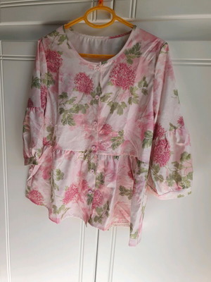 Printed blouse new, size small