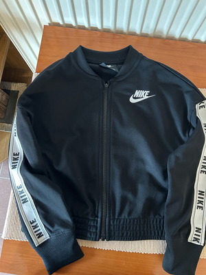 Яке Nike за 8-10 години като ново, черно