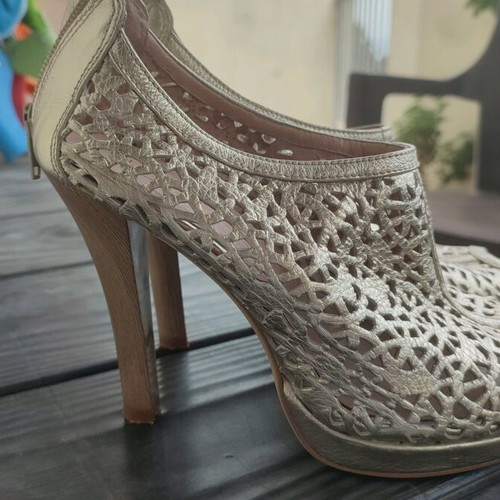 Hispanitas gold leather heels like new, size 37, elegant design