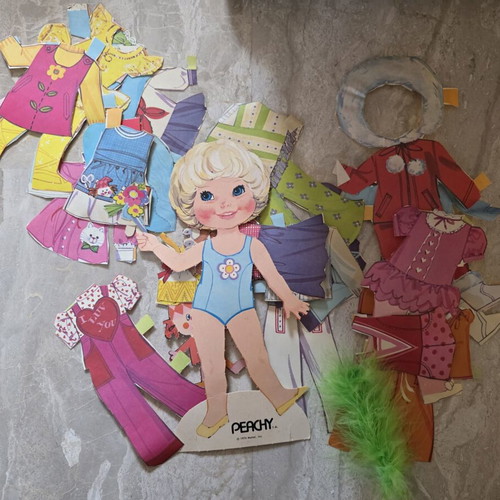 Peachy paper doll Mattel 1974 used with many accessories and clothes
