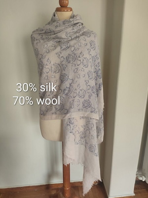 Scarf of wool and silk with blue roses like new, 190x90 cm