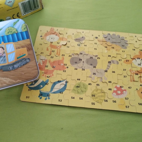 Puzzles in metal boxes like new, 3 pieces with dinosaurs, excavator and pirates