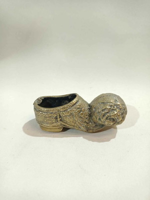 Μασίφ μπρούτζινο σκαλιστό σταχτοδοχείο σε σχήμα τσαρουχιού