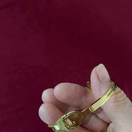 Bracelet in gold color with carved flowers like new