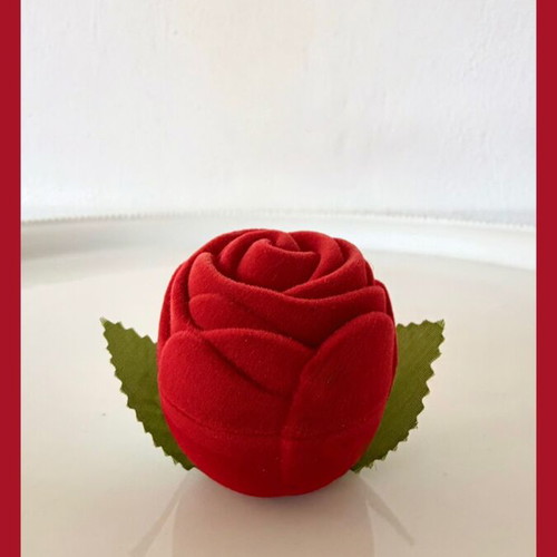 Velvet ring box in red rose shape new