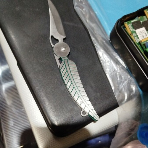 Knife like new with thin discreet feather design