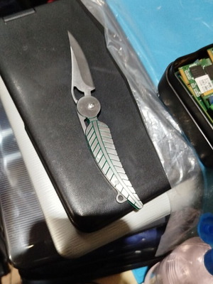 Knife like new with thin discreet feather design