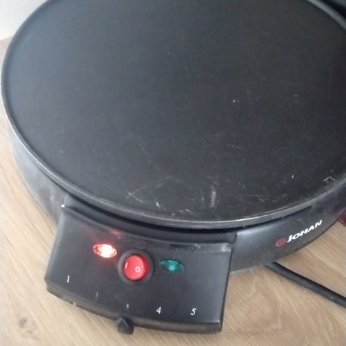 Crepe maker used with instructions and spreading tool