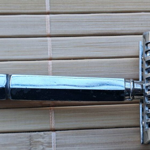 Le Coq Cage Comb razor used