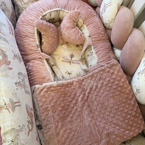 Baby Nest Winged Key like new with latex mattress and cotton fabric