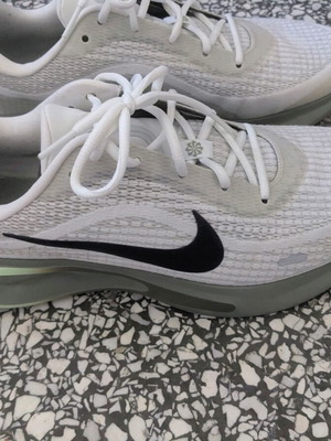 Nike Journey Run V45.5 shoes like new, white and green