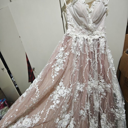 Wedding dress like new, size M, white with lace details