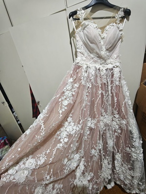 Wedding dress like new, size M, white with lace details