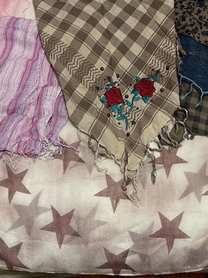 Set of 4 scarves used