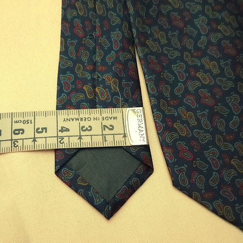 Silk tie like new with pattern in blue and green
