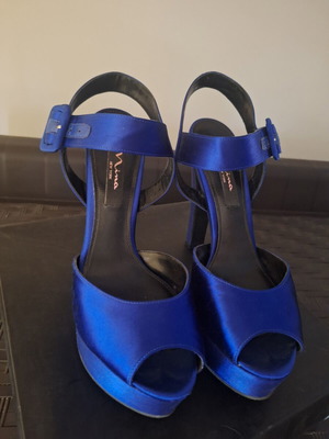 Mia platform sandals like new, blue