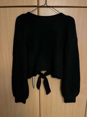 Abercrombie sweater with open back black like new, size M