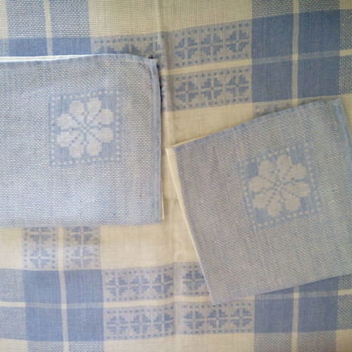 Tablecloth with six napkins in lavender color like new