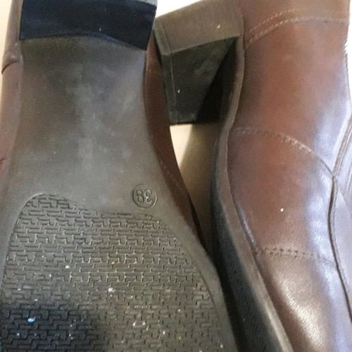 Leather shoes used with anti-slip soles brown, pumps size 39