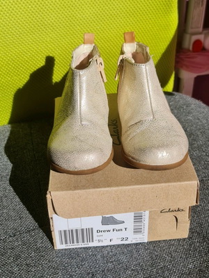 Clarks low boots like new, gold with glitter, size 22