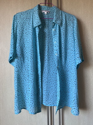 Turquoise short-sleeve polka dot shirt