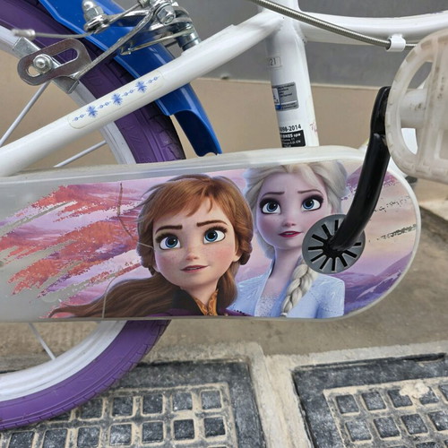 Frozen bicycle like new with training wheels for ages 3-8