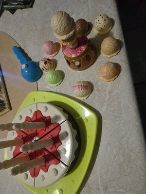 Cake and ice cream set like new with cone and flavors