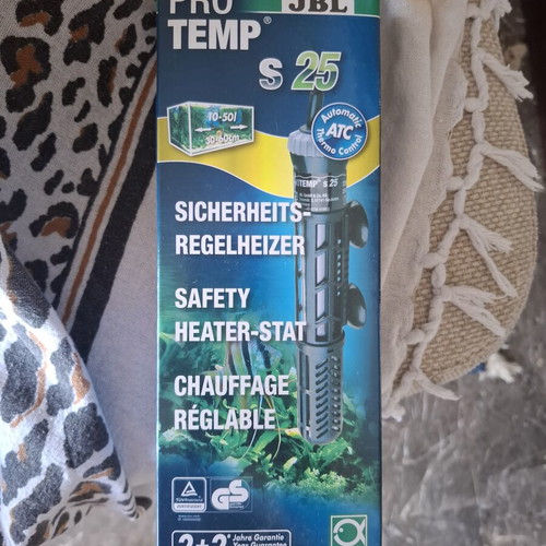Aquarium 25 liters like new with filter, substrate, plants, and heater