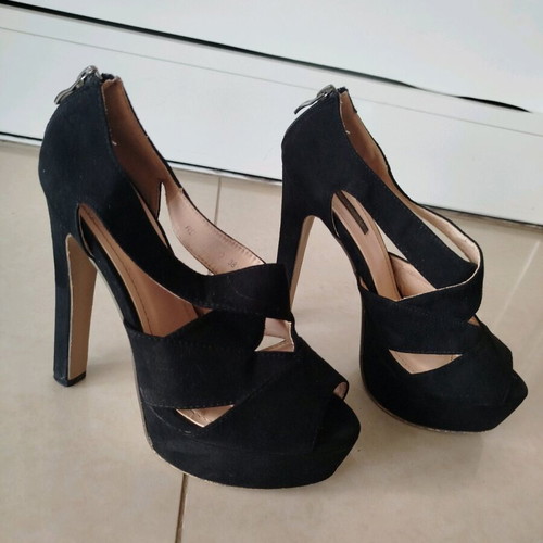 High-heeled sandals black like new, size 38