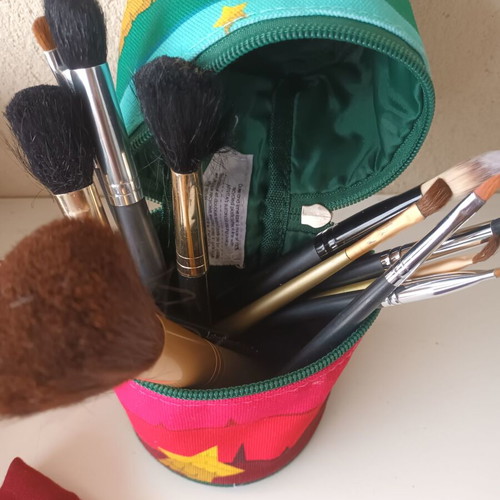 Apivita makeup brush set with 12 brushes and 2 headbands