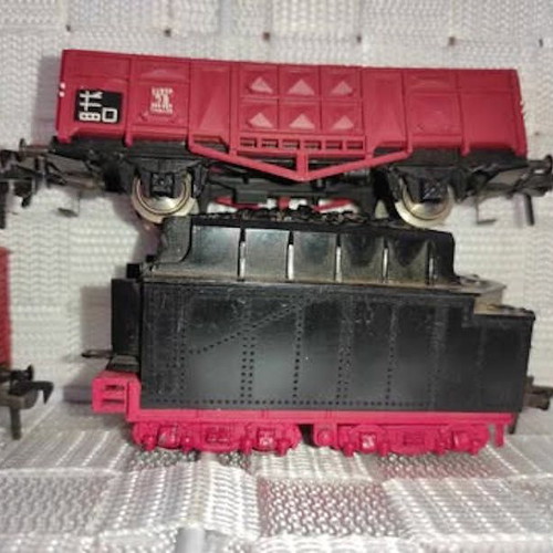 Vintage Fleischmann HO Scale 1465 E Esso Tanker and 3 wagons like new