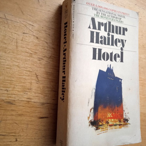 Hotel by Arthur Hailey paperback used, vintage 1978 edition