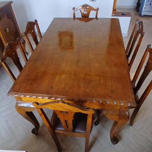 Table with 6 vintage antique chairs like new