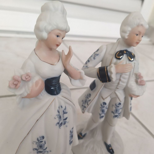Decorative plaster figurine couple like new
