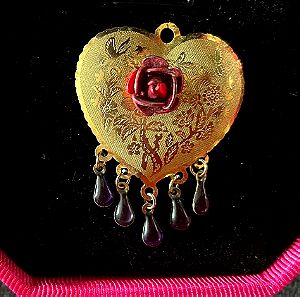 Vintage 1920s μενταγιόν καρδιά,σκαλιστό με τριαντάφυλλο + Δώρο επίχρυσα σκουλαρίκια καρδούλες.