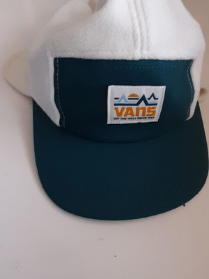 Флийс шапка VANS с уши нова, бяла и зелена