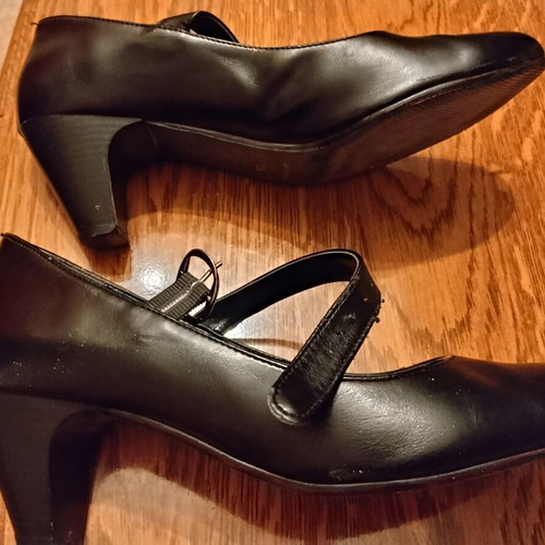 Stefania leather pumps like new, very comfortable, size 39, black