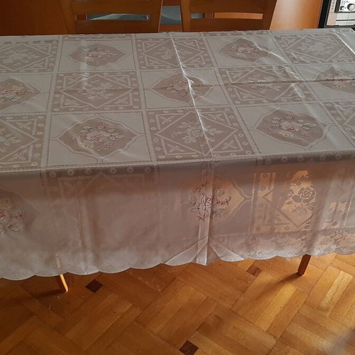 Tablecloth 160cm x 270cm new, white with pink roses