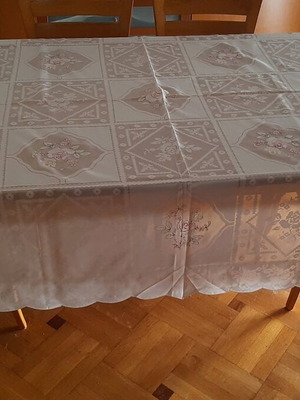 Tablecloth 160cm x 270cm new, white with pink roses