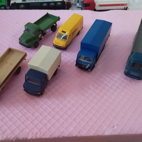 HO scale toy trucks and van, set of 6