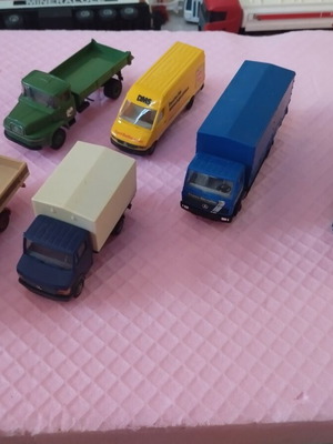 HO scale toy trucks and van, set of 6