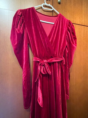Velvet red dress with balloon sleeves and belt like new