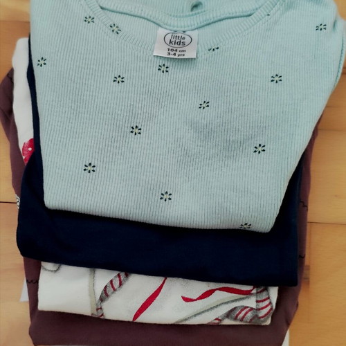T-shirts pack of 5 size 104 cm like new